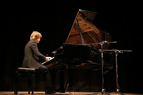 Dmitriy Masleyev's solo concert held in Kolkata to celebrate Russia Day