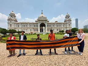 Five-meter long St.George's Ribbon unfurled in Kolkata Five-meter long St.George's Ribbon unfurled in Kolkata